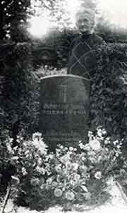 Hedwig at Gustav's grave